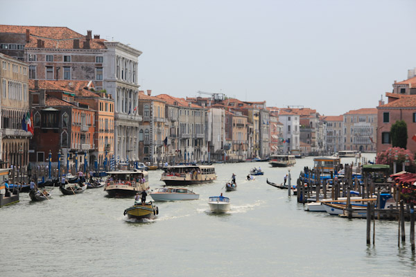 Вапоретто на Гранд Каналі у Венеції