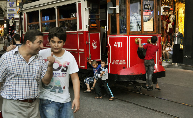 хлопчик і трамвай