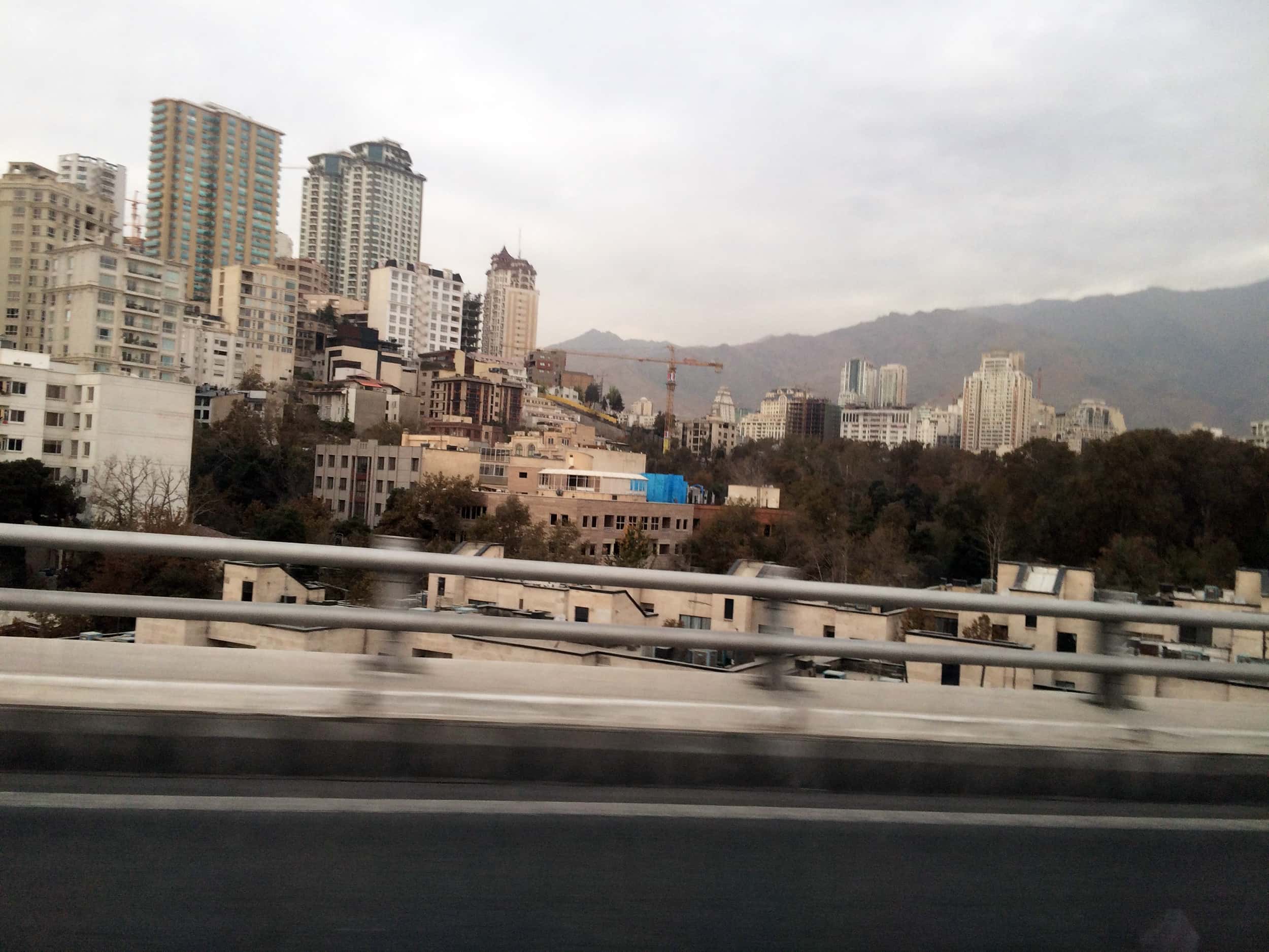 Тегеран. Фото міста під горами
