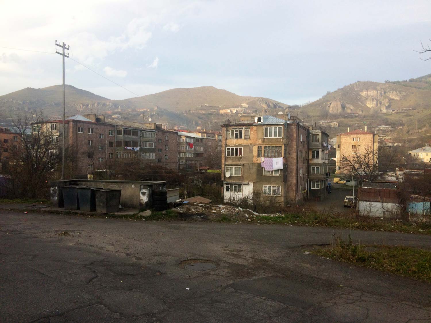 Вірменські розвалені міста. Депресивні трущоби.