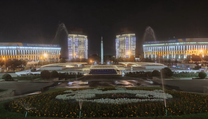 Площа Незалежності в Алмати